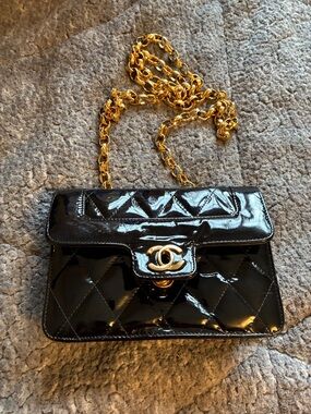 CHANEL Diana Black Patent Quilted Shoulder Bag with Gold Chain⭐️